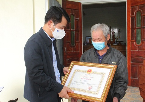 Thanh Hóa tặng bằng khen cho người hùng Trung Văn Nam - Ảnh 2. Thanh Hóa tặng bằng khen cho người hùng Trung Văn Nam - Ảnh 2.