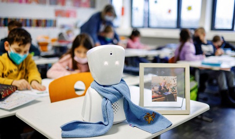 Robot ở Đức đến trường thay học sinh bị bệnh - Ảnh 1. Robot ở Đức đến trường thay học sinh bị bệnh - Ảnh 1.