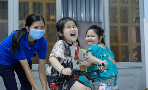 Tết cho trẻ em mồ côi do COVID-19: Sống trong hơi ấm tình thân - Ảnh 1. Tết cho trẻ em mồ côi do COVID-19: Sống trong hơi ấm tình thân - Ảnh 1.