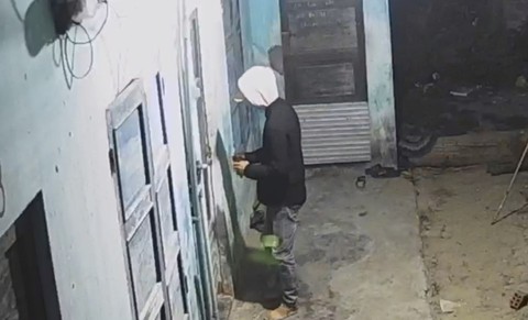 Cạy cửa vào phòng trọ, dọa thiếu nữ có ‘bom’ rồi cướp xe máy - Ảnh 1. Cạy cửa vào phòng trọ, dọa thiếu nữ có ‘bom’ rồi cướp xe máy - Ảnh 1.