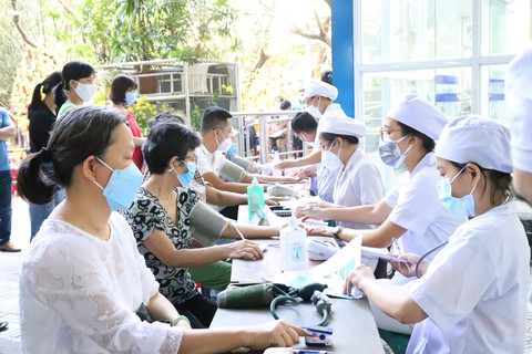 Nhiều người dân TP.HCM được khám hậu COVID-19 miễn phí - Ảnh 1. Nhiều người dân TP.HCM được khám hậu COVID-19 miễn phí - Ảnh 1.