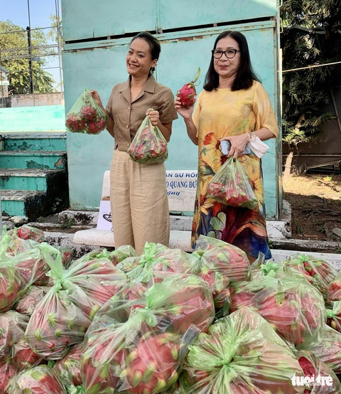 Kim Xuân, Kim Duyên, Hồng Ánh... mang Tết ấm đến trẻ bị ảnh hưởng bởi HIV/AIDS - Ảnh 3. Kim Xuân, Kim Duyên, Hồng Ánh... mang Tết ấm đến trẻ bị ảnh hưởng bởi HIV/AIDS - Ảnh 3.