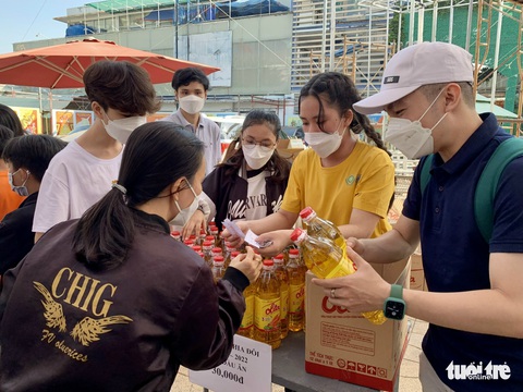 Kim Xuân, Kim Duyên, Hồng Ánh... mang Tết ấm đến trẻ bị ảnh hưởng bởi HIV/AIDS - Ảnh 6. Kim Xuân, Kim Duyên, Hồng Ánh... mang Tết ấm đến trẻ bị ảnh hưởng bởi HIV/AIDS - Ảnh 6.