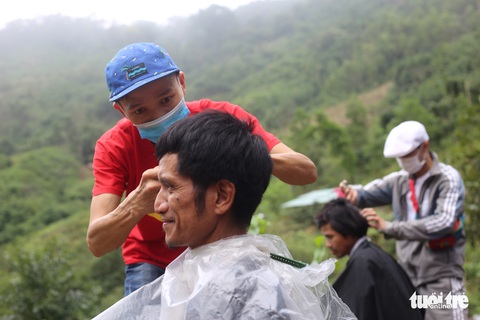 Làm tóc đẹp cho người vùng cao đón Tết - Ảnh 1. Làm tóc đẹp cho người vùng cao đón Tết - Ảnh 1.