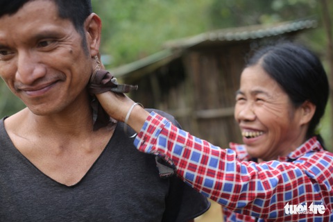 Làm tóc đẹp cho người vùng cao đón Tết - Ảnh 9. Làm tóc đẹp cho người vùng cao đón Tết - Ảnh 9.