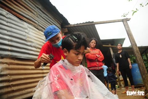 Làm tóc đẹp cho người vùng cao đón Tết - Ảnh 7. Làm tóc đẹp cho người vùng cao đón Tết - Ảnh 7.