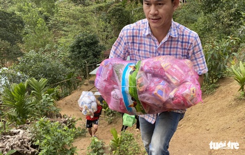 Làm tóc đẹp cho người vùng cao đón Tết - Ảnh 4. Làm tóc đẹp cho người vùng cao đón Tết - Ảnh 4.