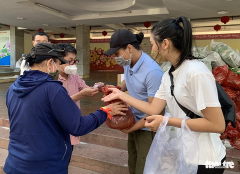 Kim Xuân, Kim Duyên, Hồng Ánh... mang Tết ấm đến trẻ bị ảnh hưởng bởi HIV/AIDS - Ảnh 5. Kim Xuân, Kim Duyên, Hồng Ánh... mang Tết ấm đến trẻ bị ảnh hưởng bởi HIV/AIDS - Ảnh 5.