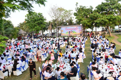 Ấm áp đêm tất niên cho trẻ mồ côi do COVID-19 - Ảnh 12. Ấm áp đêm tất niên cho trẻ mồ côi do COVID-19 - Ảnh 12.