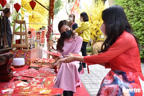 Bạn trẻ diện áo dài check-in phố ông đồ đón Tết - Ảnh 7. Bạn trẻ diện áo dài check-in phố ông đồ đón Tết - Ảnh 7.