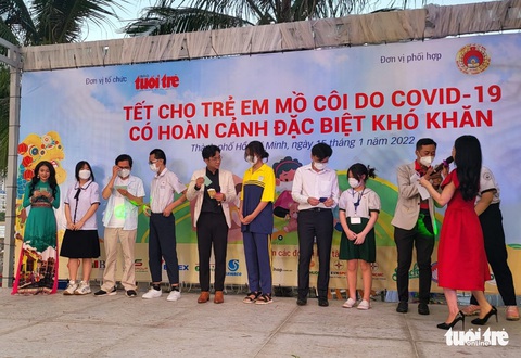 Ấm áp đêm tất niên cho trẻ mồ côi do COVID-19 - Ảnh 10. Ấm áp đêm tất niên cho trẻ mồ côi do COVID-19 - Ảnh 10.
