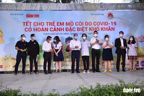 Ấm áp đêm tất niên cho trẻ mồ côi do COVID-19 - Ảnh 11. Ấm áp đêm tất niên cho trẻ mồ côi do COVID-19 - Ảnh 11.