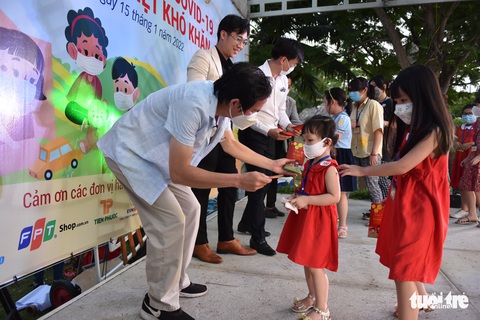 Tết yêu thương cho trẻ mồ côi - Ảnh 3. Tết yêu thương cho trẻ mồ côi - Ảnh 3.
