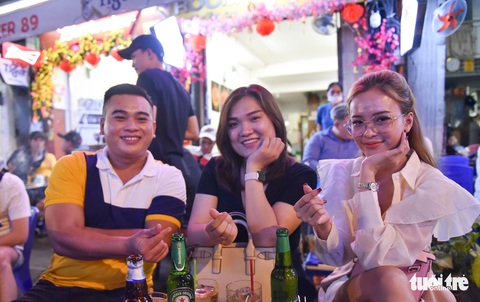 Phố đi bộ Bùi Viện dần nhộn nhịp trở lại - Ảnh 3. Phố đi bộ Bùi Viện dần nhộn nhịp trở lại - Ảnh 3.