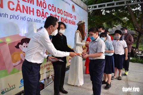 Ấm áp đêm tất niên cho trẻ mồ côi do COVID-19 - Ảnh 9. Ấm áp đêm tất niên cho trẻ mồ côi do COVID-19 - Ảnh 9.