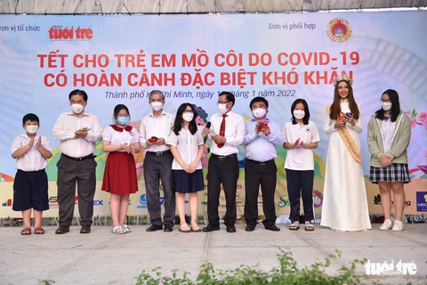 Ấm áp đêm tất niên cho trẻ mồ côi do COVID-19 - Ảnh 7. Ấm áp đêm tất niên cho trẻ mồ côi do COVID-19 - Ảnh 7.