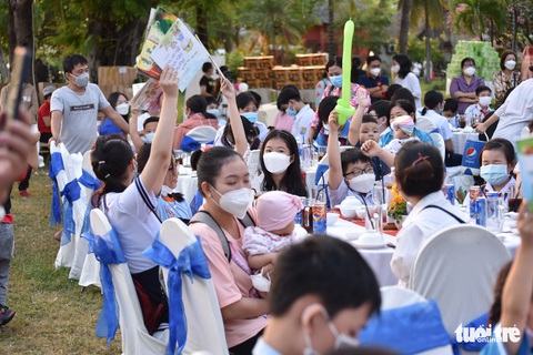 Ấm áp đêm tất niên cho trẻ mồ côi do COVID-19 - Ảnh 3. Ấm áp đêm tất niên cho trẻ mồ côi do COVID-19 - Ảnh 3.