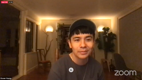 Ocean Vuong: Lịch sử người Việt ở Mỹ hầu như là làm phục vụ, nhưng tôi muốn thay đổi điều đó - Ảnh 1. Ocean Vuong: Lịch sử người Việt ở Mỹ hầu như là làm phục vụ, nhưng tôi muốn thay đổi điều đó - Ảnh 1.