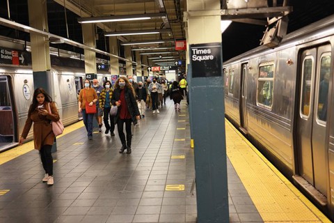 Phụ nữ gốc Á tử vong sau khi bị đẩy xuống đường ray tàu điện ngầm ở New York - Ảnh 1. Phụ nữ gốc Á tử vong sau khi bị đẩy xuống đường ray tàu điện ngầm ở New York - Ảnh 1.