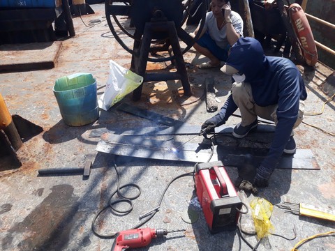 Biên phòng hỗ trợ khắc phục tàu hàng thủng đáy nguy cơ chìm tại Cù Lao Chàm - Ảnh 3. Biên phòng hỗ trợ khắc phục tàu hàng thủng đáy nguy cơ chìm tại Cù Lao Chàm - Ảnh 3.