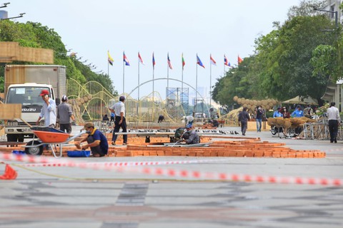 Khung cảnh khẩn trương trên công trường đường hoa Nguyễn Huệ 2022 - Ảnh 3. Khung cảnh khẩn trương trên công trường đường hoa Nguyễn Huệ 2022 - Ảnh 3.