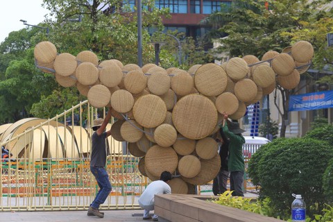 Khung cảnh khẩn trương trên công trường đường hoa Nguyễn Huệ 2022 - Ảnh 4. Khung cảnh khẩn trương trên công trường đường hoa Nguyễn Huệ 2022 - Ảnh 4.