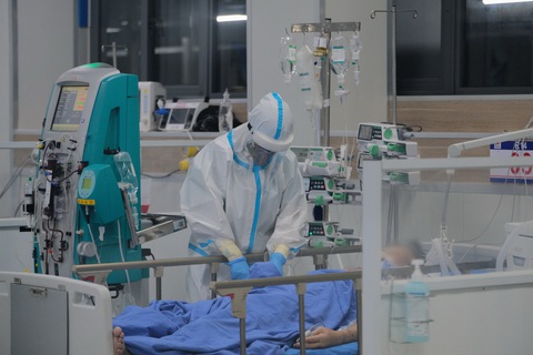 Tin COVID-19 chiều 26-7: Số ca mới tăng lên 1.460, ca nặng cũng tăng - Ảnh 1. Tin COVID-19 chiều 26-7: Số ca mới tăng lên 1.460, ca nặng cũng tăng - Ảnh 1.