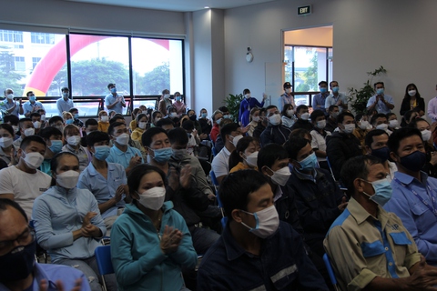 Ông Võ Văn Thưởng thăm, tặng quà công nhân Khu công nghiệp VSIP Quảng Ngãi - Ảnh 2. Ông Võ Văn Thưởng thăm, tặng quà công nhân Khu công nghiệp VSIP Quảng Ngãi - Ảnh 2.