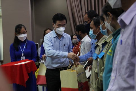 Ông Võ Văn Thưởng thăm, tặng quà công nhân Khu công nghiệp VSIP Quảng Ngãi - Ảnh 1. Ông Võ Văn Thưởng thăm, tặng quà công nhân Khu công nghiệp VSIP Quảng Ngãi - Ảnh 1.