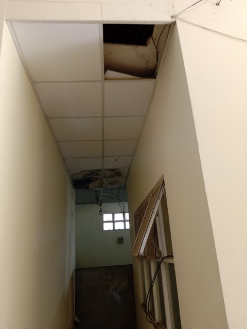Nhiều ký túc xá cần điều trị hậu COVID-19: Xuống cấp, tủ đồ bị phá khóa - Ảnh 6. Nhiều ký túc xá cần điều trị hậu COVID-19: Xuống cấp, tủ đồ bị phá khóa - Ảnh 6.