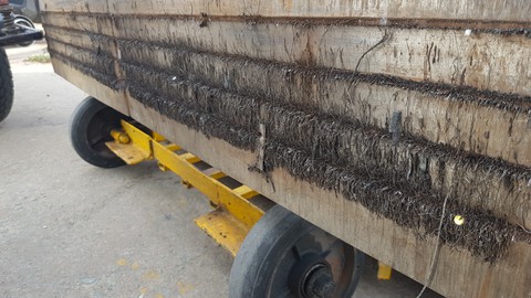 Quốc lộ 1: 50m gom gần 1kg đinh hình thoi, 4km gom hơn 100g vật nhọn - Ảnh 3. Quốc lộ 1: 50m gom gần 1kg đinh hình thoi, 4km gom hơn 100g vật nhọn - Ảnh 3.