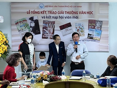 Gia đình nhà văn Lê Văn Nghĩa tặng hiện kim giải Cống hiến cho trường cũ Bình Tây - Ảnh 1. Gia đình nhà văn Lê Văn Nghĩa tặng hiện kim giải Cống hiến cho trường cũ Bình Tây - Ảnh 1.