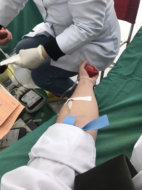 Mạng xã hội đăng tìm nhóm máu O Rh+, công an thủ đô hiến máu cứu người nguy kịch - Ảnh 1. Mạng xã hội đăng tìm nhóm máu O Rh+, công an thủ đô hiến máu cứu người nguy kịch - Ảnh 1.