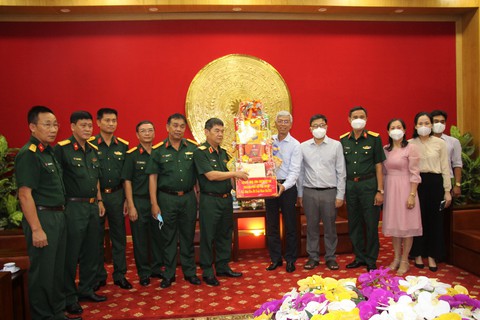 Phó chủ tịch UBND TP.HCM Võ Văn Hoan đi thăm, chúc Tết bộ đội và y bác sĩ - Ảnh 1. Phó chủ tịch UBND TP.HCM Võ Văn Hoan đi thăm, chúc Tết bộ đội và y bác sĩ - Ảnh 1.