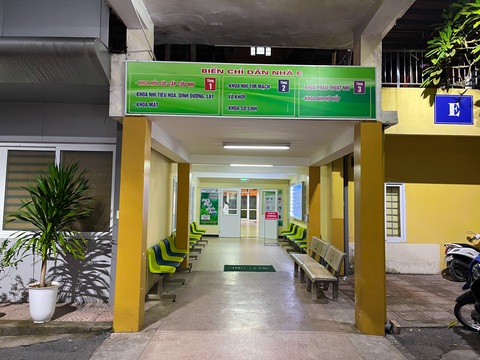 Bé gái bị đinh găm vào đầu vẫn hôn mê sau gần 1 tháng điều trị - Ảnh 1. Bé gái bị đinh găm vào đầu vẫn hôn mê sau gần 1 tháng điều trị - Ảnh 1.