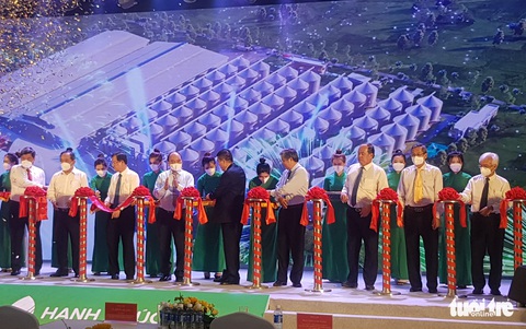 Chủ tịch nước Nguyễn Xuân Phúc cùng khánh thành nhà máy sản xuất gạo lớn nhất châu Á - Ảnh 1. Chủ tịch nước Nguyễn Xuân Phúc cùng khánh thành nhà máy sản xuất gạo lớn nhất châu Á - Ảnh 1.