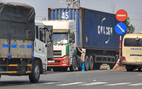 Hàng rong trên cao tốc - Ảnh 1. Hàng rong trên cao tốc - Ảnh 1.