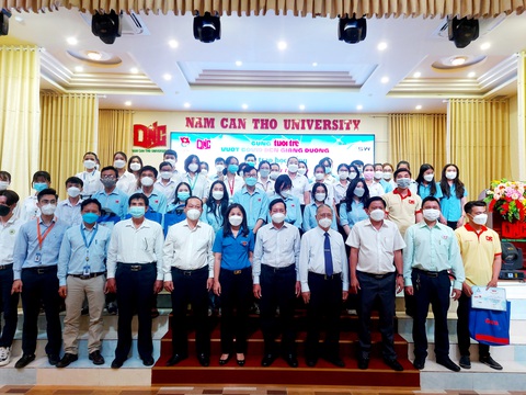 Đóng học phí xong, còn lại ít tiền em mua bánh mứt và áo Tết cho mẹ - Ảnh 1. Đóng học phí xong, còn lại ít tiền em mua bánh mứt và áo Tết cho mẹ - Ảnh 1.