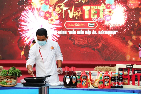 Biểu diễn ẩm thực Vị ngon ngày Tết thu hút đông đảo tín đồ ẩm thực - Ảnh 3. Biểu diễn ẩm thực Vị ngon ngày Tết thu hút đông đảo tín đồ ẩm thực - Ảnh 3.