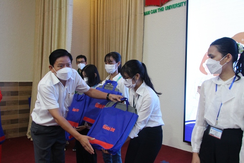 Đóng học phí xong, còn lại ít tiền em mua bánh mứt và áo Tết cho mẹ - Ảnh 4. Đóng học phí xong, còn lại ít tiền em mua bánh mứt và áo Tết cho mẹ - Ảnh 4.