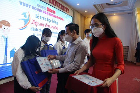 Đóng học phí xong, còn lại ít tiền em mua bánh mứt và áo Tết cho mẹ - Ảnh 3. Đóng học phí xong, còn lại ít tiền em mua bánh mứt và áo Tết cho mẹ - Ảnh 3.