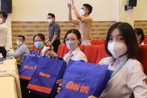 Đóng học phí xong, còn lại ít tiền em mua bánh mứt và áo Tết cho mẹ - Ảnh 5. Đóng học phí xong, còn lại ít tiền em mua bánh mứt và áo Tết cho mẹ - Ảnh 5.