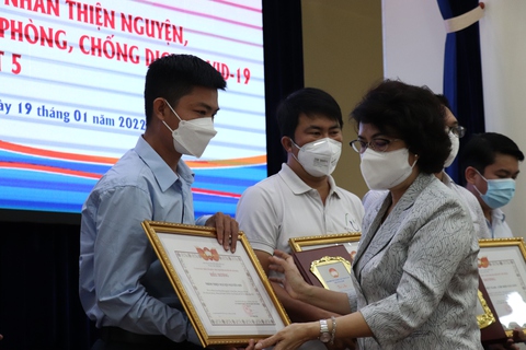 TP.HCM: Các cá nhân, nhóm thiện nguyện đóng góp 620 tỉ đồng trong đại dịch - Ảnh 1. TP.HCM: Các cá nhân, nhóm thiện nguyện đóng góp 620 tỉ đồng trong đại dịch - Ảnh 1.