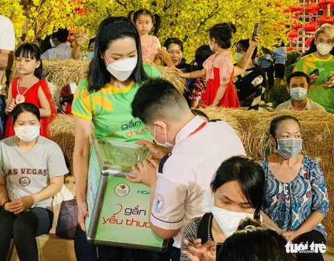 Văn nghệ sĩ mang yêu thương đến 500 trẻ em mồ côi, chịu ảnh hưởng do COVID-19 - Ảnh 1. Văn nghệ sĩ mang yêu thương đến 500 trẻ em mồ côi, chịu ảnh hưởng do COVID-19 - Ảnh 1.