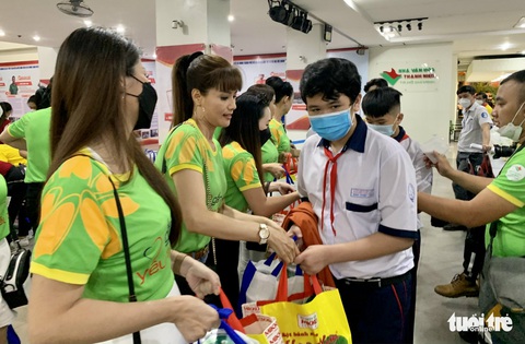 Văn nghệ sĩ mang yêu thương đến 500 trẻ em mồ côi, chịu ảnh hưởng do COVID-19 - Ảnh 4. Văn nghệ sĩ mang yêu thương đến 500 trẻ em mồ côi, chịu ảnh hưởng do COVID-19 - Ảnh 4.