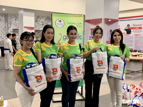 Văn nghệ sĩ mang yêu thương đến 500 trẻ em mồ côi, chịu ảnh hưởng do COVID-19 - Ảnh 3. Văn nghệ sĩ mang yêu thương đến 500 trẻ em mồ côi, chịu ảnh hưởng do COVID-19 - Ảnh 3.