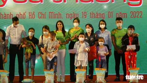 Văn nghệ sĩ mang yêu thương đến 500 trẻ em mồ côi, chịu ảnh hưởng do COVID-19 - Ảnh 5. Văn nghệ sĩ mang yêu thương đến 500 trẻ em mồ côi, chịu ảnh hưởng do COVID-19 - Ảnh 5.