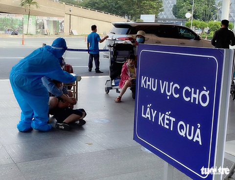 Phụ huynh đã an toàn, không cần xét nghiệm trẻ trước khi đi máy bay - Ảnh 1. Phụ huynh đã an toàn, không cần xét nghiệm trẻ trước khi đi máy bay - Ảnh 1.