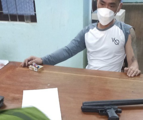 Dùng súng khống chế người rồi phát trực tiếp trên mạng xã hội - Ảnh 1. Dùng súng khống chế người rồi phát trực tiếp trên mạng xã hội - Ảnh 1.