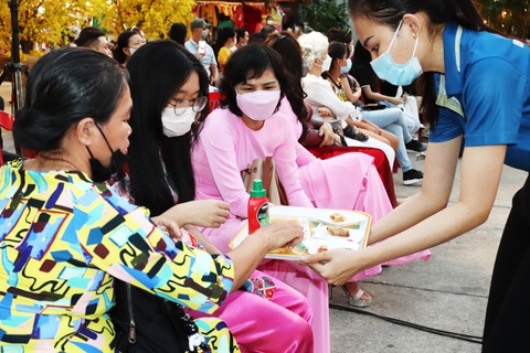 Biểu diễn ẩm thực Vị ngon ngày Tết thu hút đông đảo tín đồ ẩm thực - Ảnh 2. Biểu diễn ẩm thực Vị ngon ngày Tết thu hút đông đảo tín đồ ẩm thực - Ảnh 2.